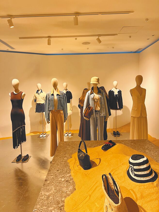 Sandro 2025春夏女装强调迎向阳光的美好，在材质、色调上都做了极佳的调整。（黄唯淯摄）