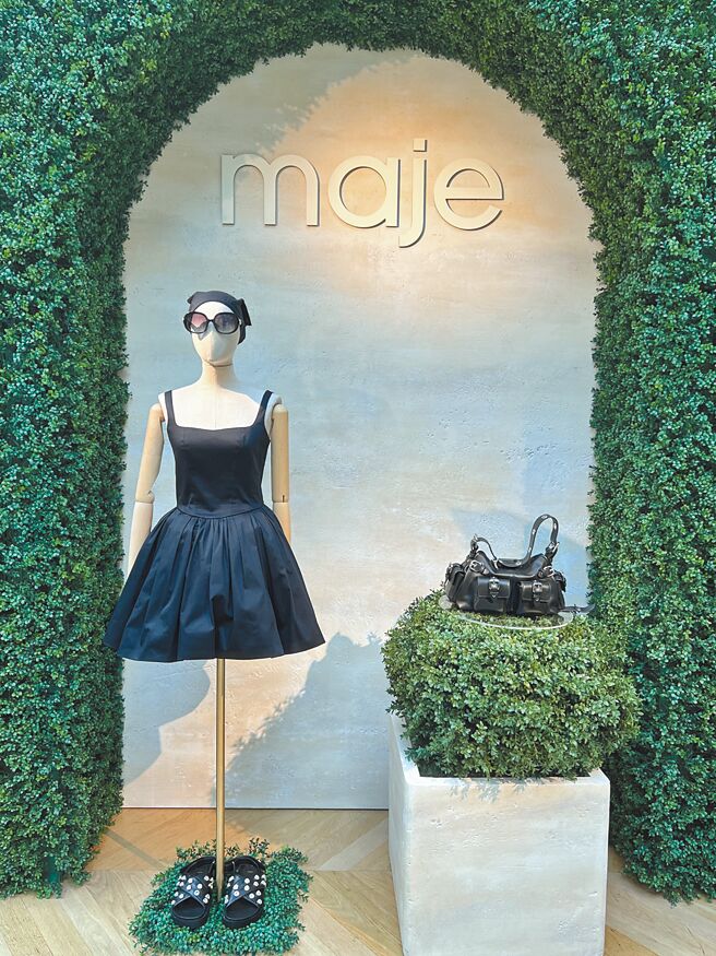 Maje本季女装重点在于其风格间的转变。一旁为此次大热门的Cargo女包。（黄唯淯摄）