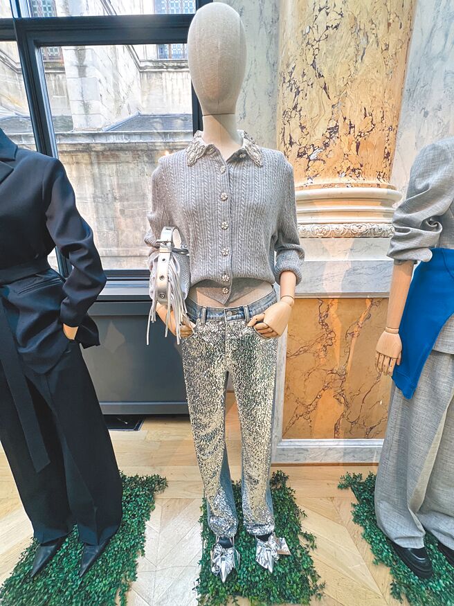 上身是素雅的针织，搭配下身狂放的亮片丹寧裤，衝突感立现。（黄唯淯摄）