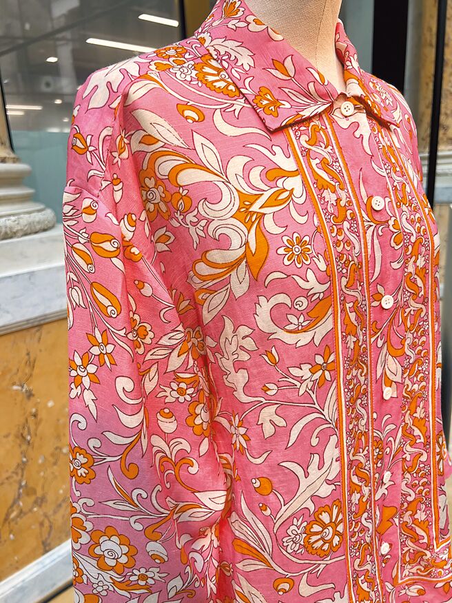 远看如丝质度假上衣，近看才知道是以麻质制成，休閒感与印花的搭配相当完美。（黄唯淯摄）