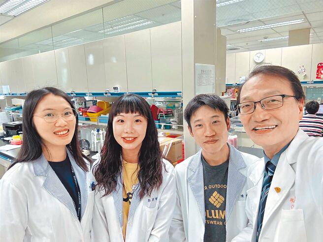 林口長庚醫院兒童胸腔科邱志勇醫師（右一）與研究團隊江孟翰（右二）、陳姵伶（左一）、郭捷妮（左二）。（長庚醫院提供）