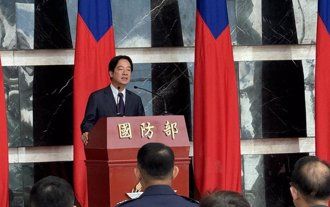 賴清德怒罵晉任將官「看見三軍統帥為什麼不站好」 氣到摔資料