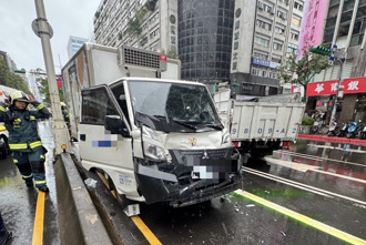 北市忠孝東路「4車連環撞」！駕駛受困救出 滿身傷送醫