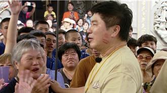 胡瓜臉上驚見紅唇印！成群美少女撲上狂吻 阿翔趁機幫倒忙