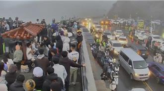 「紫金山彗星」現身！武嶺變身觀光夜市 人車塞爆