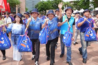 侯友宜帶領外師挑擔奉飯！新北客家義民爺文化祭登場