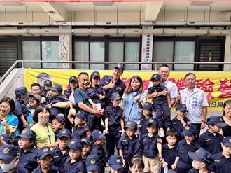 鳳山盛大親子趣！氣墊城堡水樂園超夯 近千人朝聖