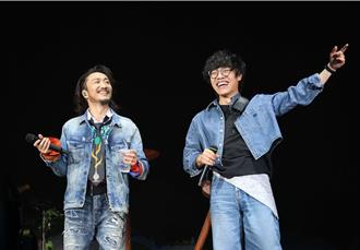 郑中基暂别歌坛前最后一唱　大咖歌王现身力挺万人嗨翻