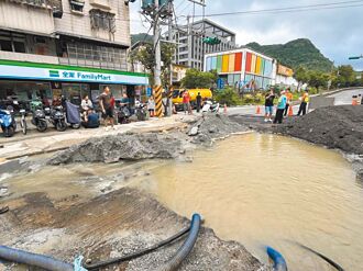 基金三路水管爆裂 上午修好下午又爆