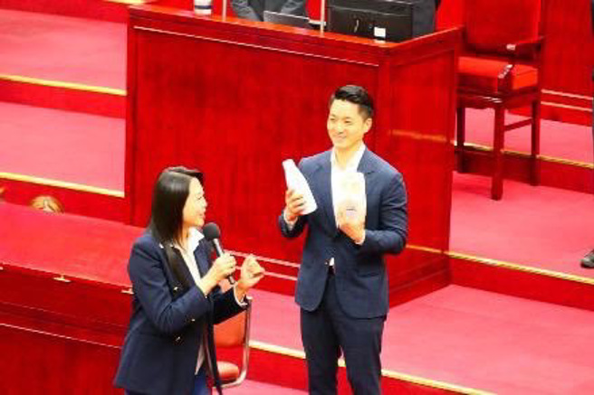 阙枚莎呼吁市府，一定要跟中央做好协调规划，也才能让这个政策可以真正落实，为小朋友提供营养安全的牛奶。(戴志扬翻摄)