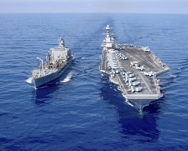 美国智库专家认为，美国最新的福特级航空母舰，每艘造价高达130亿美元，每年还需耗费数亿美元进行维修。但是，中国大陆的东风26B飞弹仅需其造价的一小部分，就能直接击沉航空母舰。图为福特级航空母舰。（美联社资料照片）