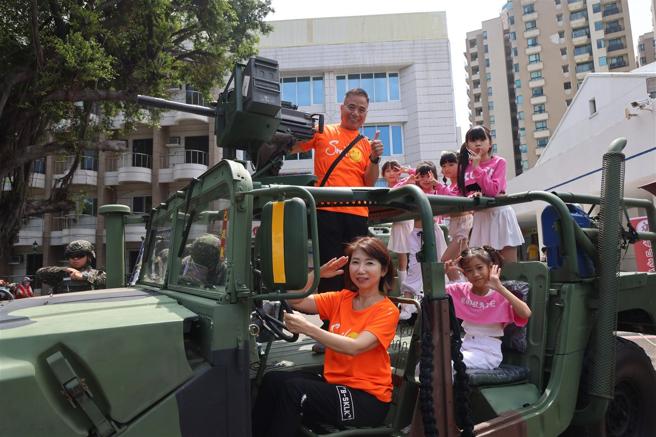  「军荣月–113年军区嘉年华」规划武器装备静态陈展，引领国人近距离接触国防事务。（记者刘宸玮摄）