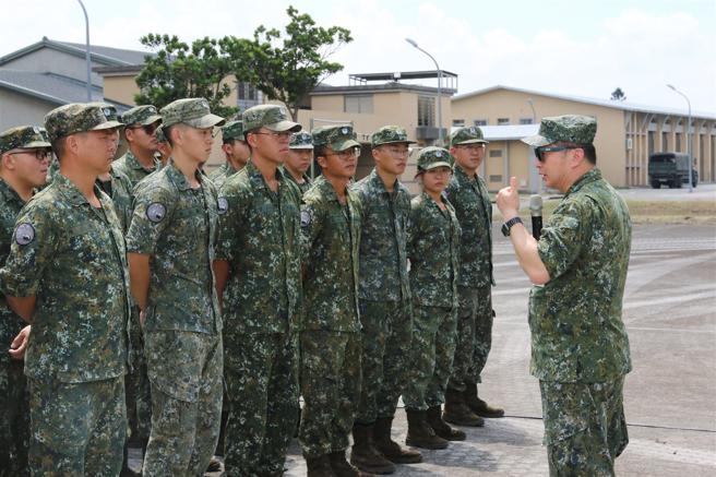 空軍防空暨飛彈指揮部指揮官劉中將日前視導中部地區戰備部隊，勉強化作戰韌性。（空軍司令部提供）