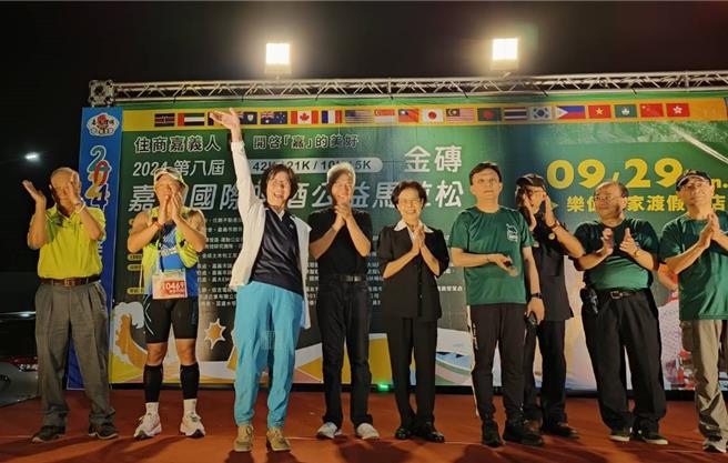 蔡壁如與總統府資政張博雅參加嘉義市一場馬拉松路跑活動同框。（廖素慧攝）