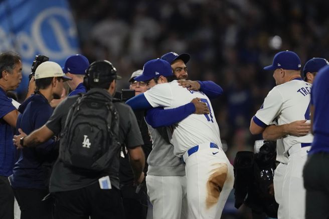 道奇大谷翔平(中)与队友T.赫南德兹拥抱。（美联社资料照）