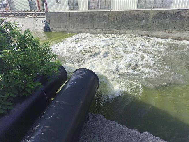 山陀兒颱風逼近台灣，高雄市水利局加強防汛準備，圖為工作人員測試排水設備。（水利局提供／林瑞益高雄傳真）