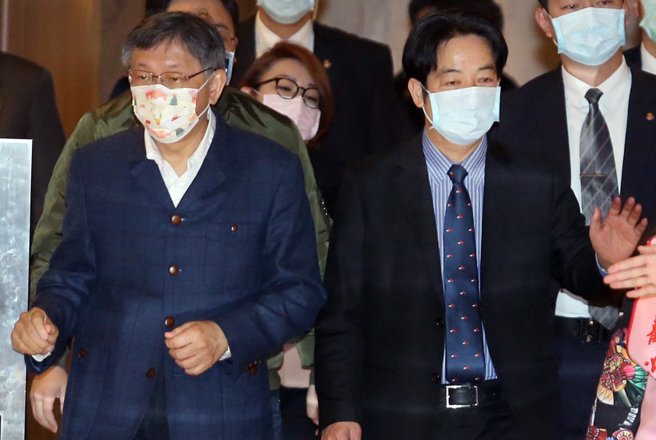 民進黨主席賴清德（右）被爆料，曾在中常會上，要求黨內人士別再提民眾黨主席柯文哲（左）涉入京華城弊案一事。（中時資料照／范揚光攝）