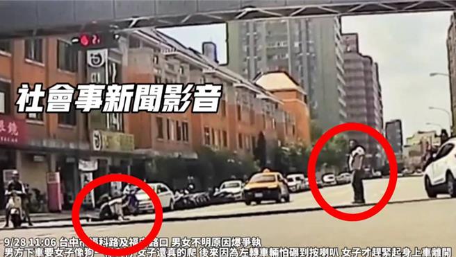 台中福科路与福安路口发生女子学狗爬离谱行径。（摘自《社会事新闻影音》）