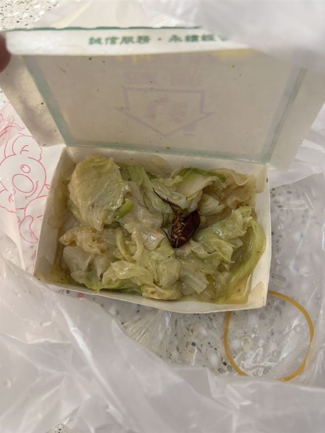 一名女网友买白菜滷，里面竟有一只大蟑螂。（翻摄自爆料公社）