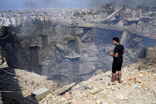 图为以色列空袭贝鲁特南郊后的画面。（美联社）