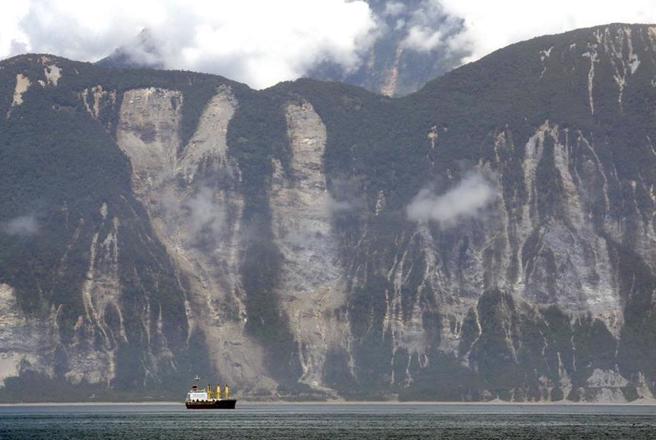 山陀儿搅局！离岛船班全停航，公路8处路段管制。图为凯米颱风7月间造成苏花公路及北迴铁路中断，一艘货轮8月1日停泊在花莲港外海，远方为满目疮痍的土石流灾区。（本报资料照）