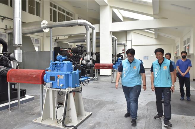 花蓮市長魏嘉彥（左）今早關切市內抽水站運作情形，並巡視各站點防颱狀況，