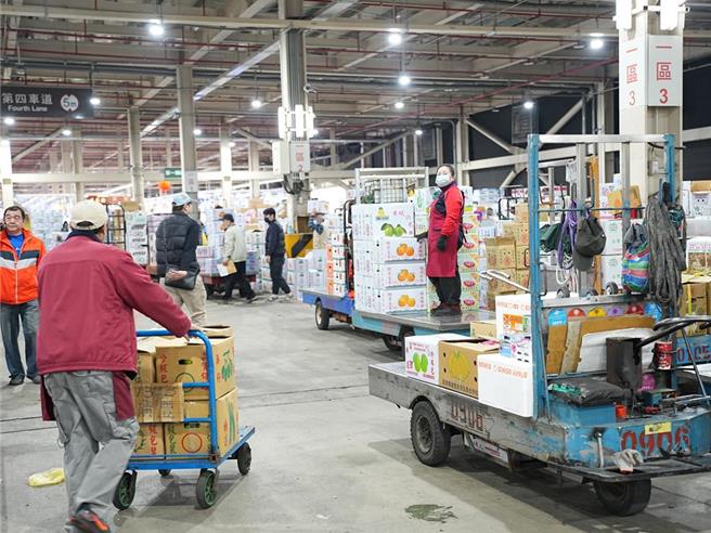 受颱风预期心理影响，北市菜价均价上涨至56.7元，较昨日价格50.74元上涨5.96元。（黄敬文摄）