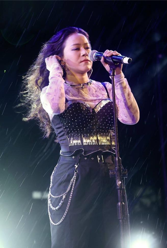 杨蒨时献声致敬音乐大师李泰祥。（尚时代文创娱乐提供）