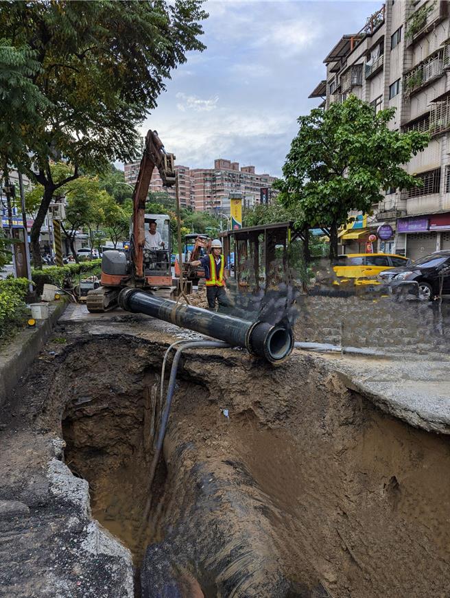 基隆市基金三路武圣街口自来水管线漏水已修復完毕，上午11时左右大多数用户都能够恢復用水。（自来水公司一区处提供／张志康基隆传真）