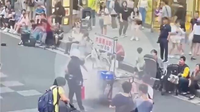 警方上前喷洒灭火器扑灭火势。（民眾提供）