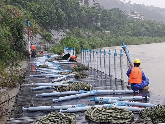 新北市高灘處於28日提早撤離碧潭上游的浮筒橋。（新北市高灘處提供）