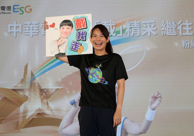 戴资颖开心分享中华电信为她制作的新款Line贴图。（刘宗龙摄）