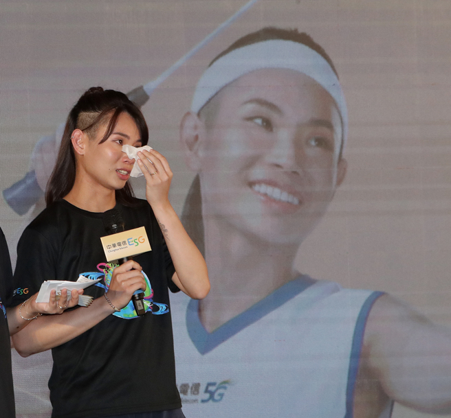 戴资颖看着球迷影片，忍不住落下感动泪水。（刘宗龙摄）