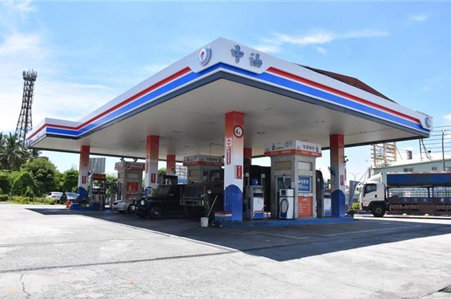 台灣中油宣布，明起汽、柴油價格各調降0.2元及0.3元。（中油提供／王莫昀台北傳真)