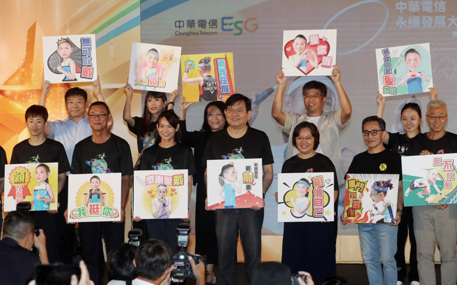 戴资颖（前排左3）29日出席中华电信为她举办的粉丝见面会。（刘宗龙摄）