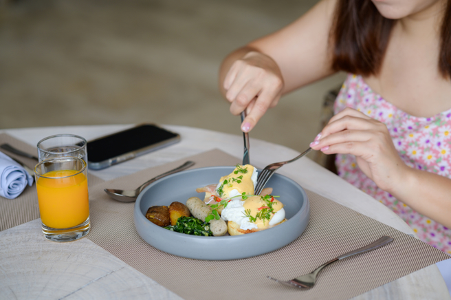 女子在网路发文抱怨，指餐厅已将10％服务费改成10％清洁费。（示意图，shutterstock／达志）