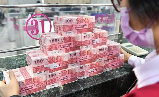 8月在股匯市逆风下，金融三业获利大缩水！(图／本报资料照片)