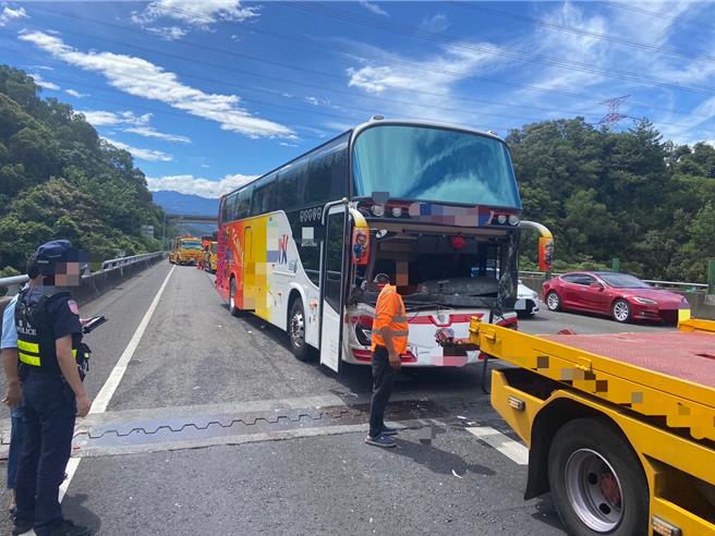 游览车国3龙潭段追撞2车，无人受伤42名乘客接驳离开。(国道警察提供／吕筱蝉桃园传真)