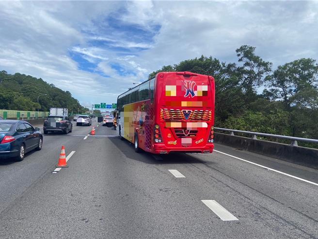 游览车国3龙潭段追撞2车，无人受伤42名乘客接驳离开。(国道警察提供／吕筱蝉桃园传真)