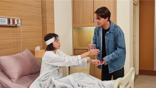 王瞳剧中因车祸失明，前夫黄文星探病，她生气赶他离开。（民视提供）