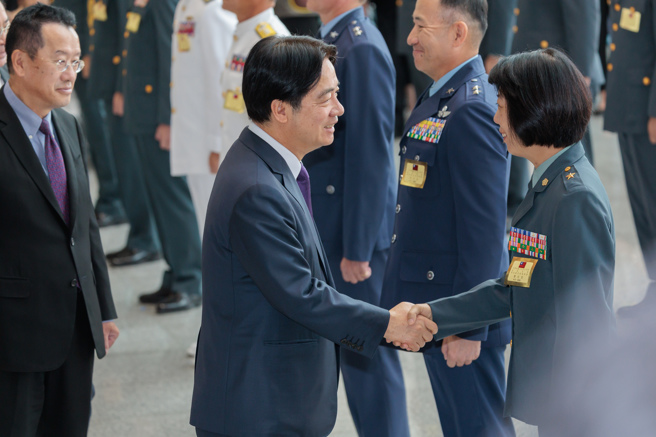 总统赖清德（中）今被爆料在8月的晋升典礼中对将官发火。（中时资料照，郭吉铨摄）
