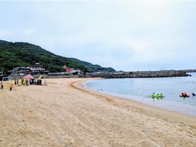 因应中央气象署发布海上颱风警报，基隆市政府宣布自29日中午起，封闭大武崙沙滩及潮境保育区海域。（张志康摄）