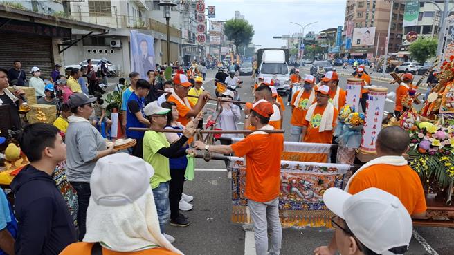 祀典大天后宫29日遶境第2天，首站为台南市立委谢龙介服务处，由团队成员代表接待。（程炳璋摄）