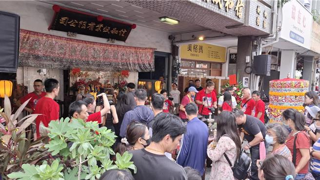 超微半导体董事长苏姿丰老家设香案，吸引阵头与民眾围观。（程炳璋摄）