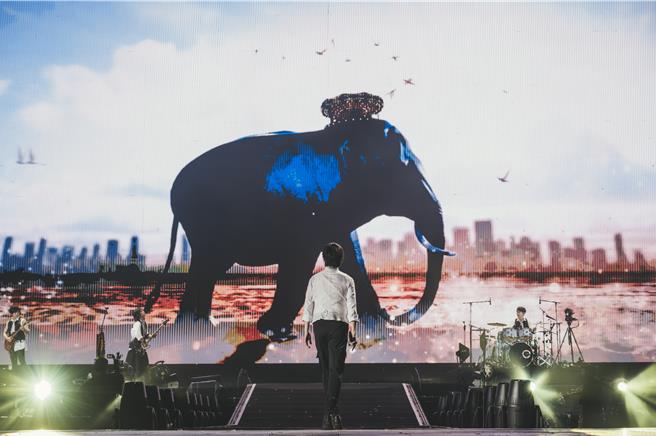 五月天「回到那一天」成都麻辣環場端出新的視覺。（相信音樂提供）