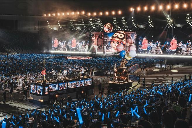 五月天乘著環場巴士與搭著大飛球的喵星人和看台區的歌迷互動。（相信音樂提供）