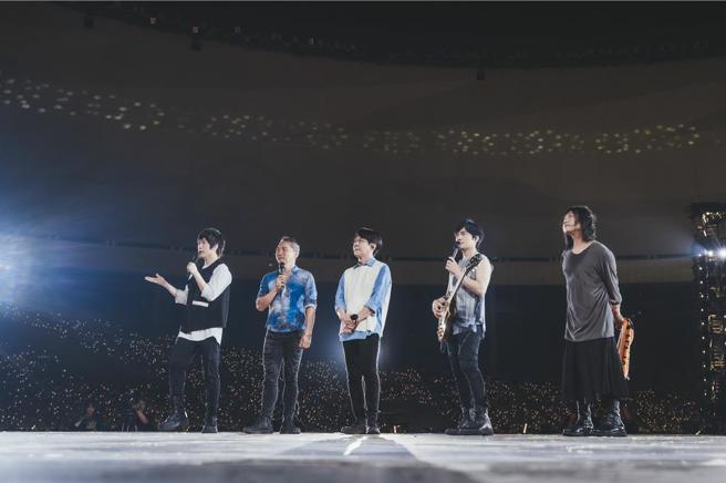 五月天27日在成都東安湖體育公園主體育場，舉辦「回到那一天」25週年巡迴演唱會麻辣環場版。（相信音樂提供）