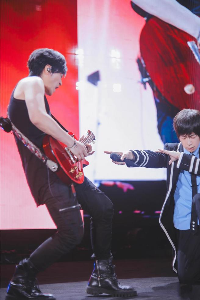 五月天怪獸(左)和阿信。（相信音樂提供）