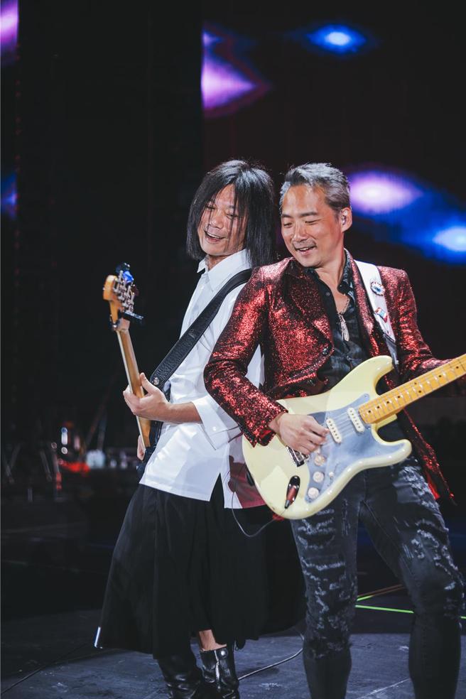 五月天瑪莎(左)和石頭。（相信音樂提供）