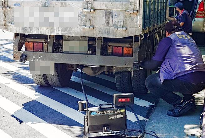 台北市审计处点名，环保局推动自主管理标章成效不佳、柴油车检不及格未持续督促车辆复验至合格为止，图为台北市士林监理站免费为柴油车进行排烟检测。（台北市环保局提供）